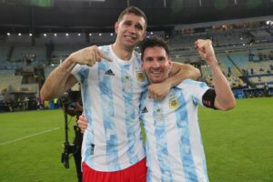 Read more about the article MESSI & ĐT ARGENTINA RỘNG CỬA VÔ ĐỊCH WORLD CUP NHỜ “ĐỘC CÔ CẦU BẠI” CAO 1M95